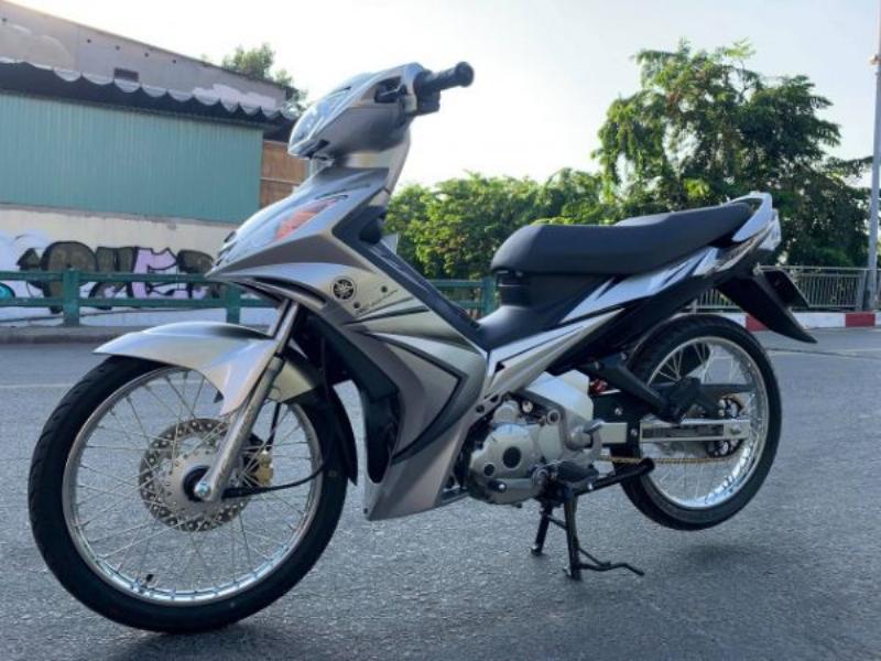 So sánh chi phí vận hành giữa xe Yamaha Exciter 150 và xe máy điện nhập khẩu, minh họa sự khác biệt về chi phí năng lượng